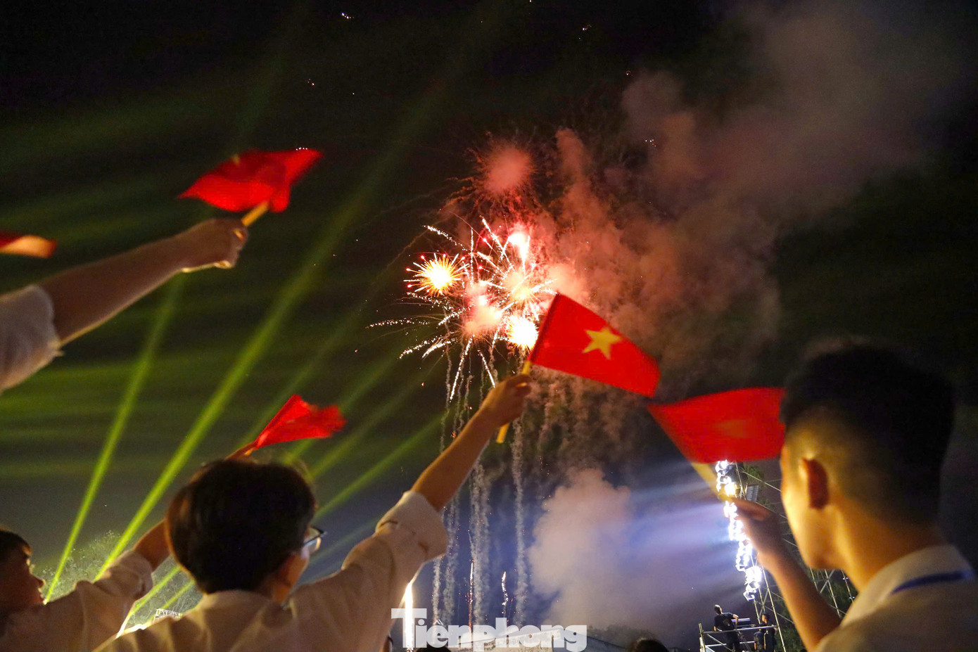 Màn bắn pháo hoa khai hội Làng Sen 2025