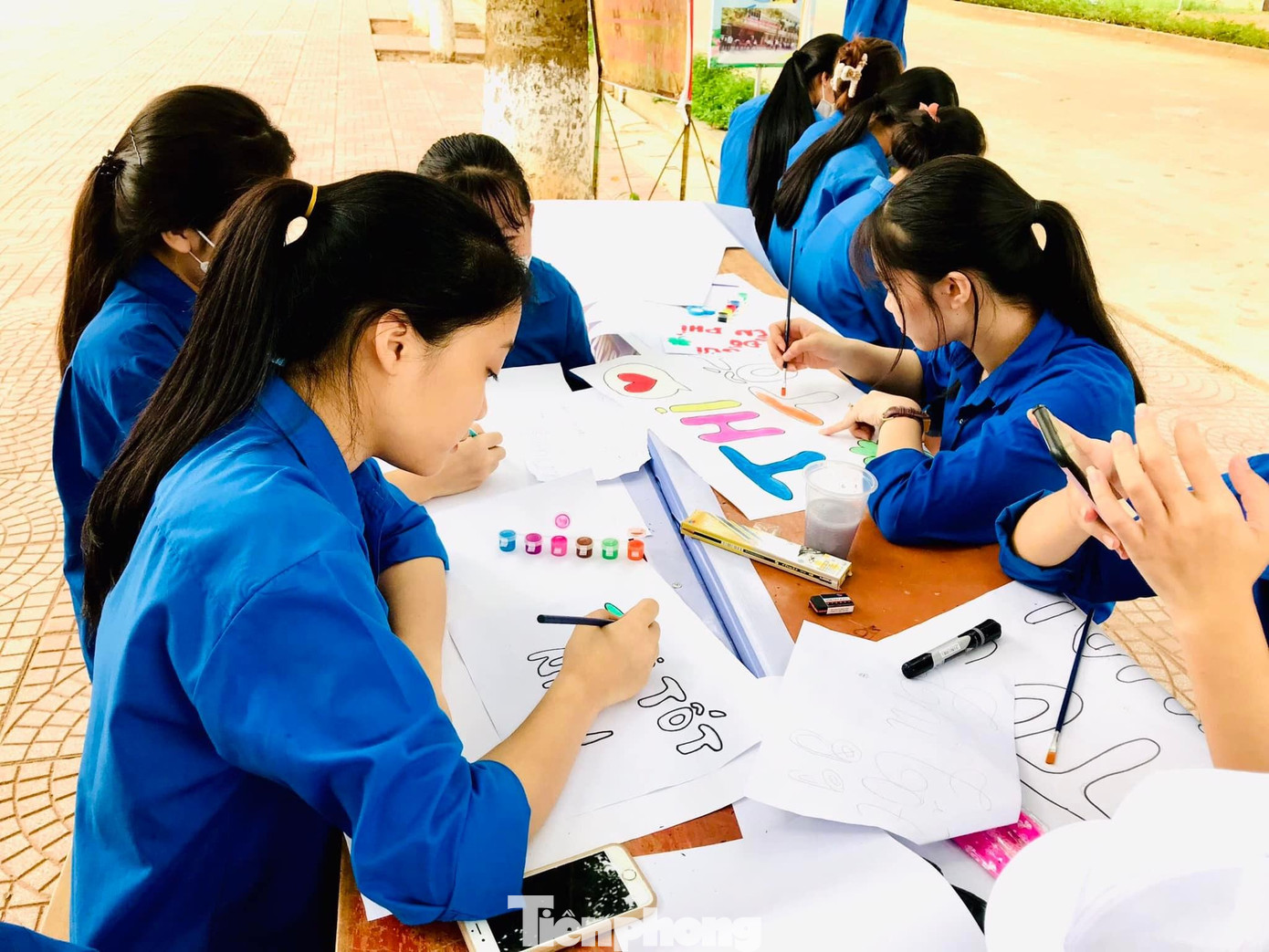 Các bạn trẻ Huyện đoàn Tân Kỳ cùng nhau tạo nên những bức tranh cổ động, lời động viên và lời chúc chiến thắng dành cho các sĩ tử trong kỳ thi tốt nghiệp THPT năm 2022.