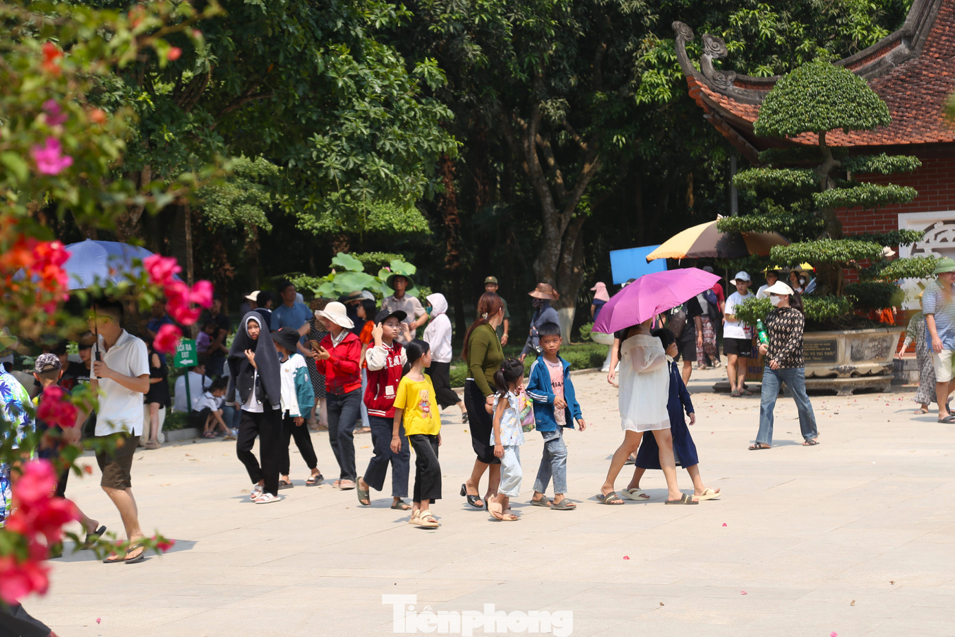 Dịp nghỉ lễ 30/4 - 1/5 năm nay, rất nhiều em nhỏ được ông bà, bố mẹ đưa về thăm quê Bác