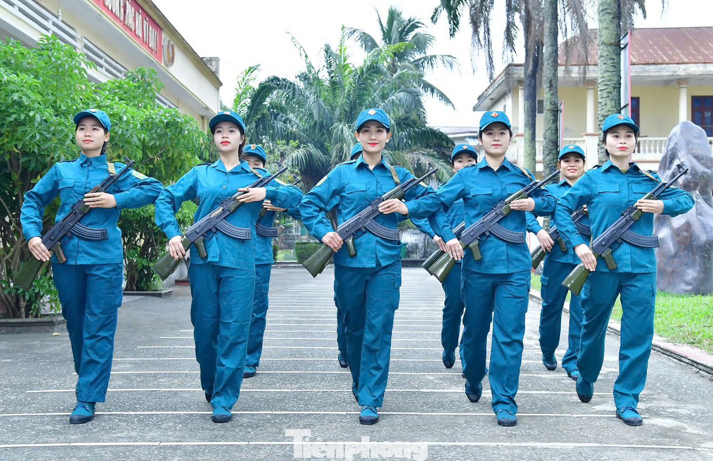 28 nữ dân quân được chọn là người có lai lịch chính trị rõ ràng, trong sạch, phẩm chất đạo đức, ý thức kỷ luật tốt, có sức khỏe tốt, dưới 35 tuổi, chiều cao từ 1m60 đến 1m70, không mang thai và không có con nhỏ dưới 36 tháng tuổi.