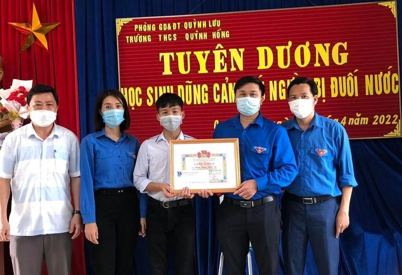 Huyện đoàn Quỳnh Lưu trao giấy khen cho em Đặng Ngọc Thái An