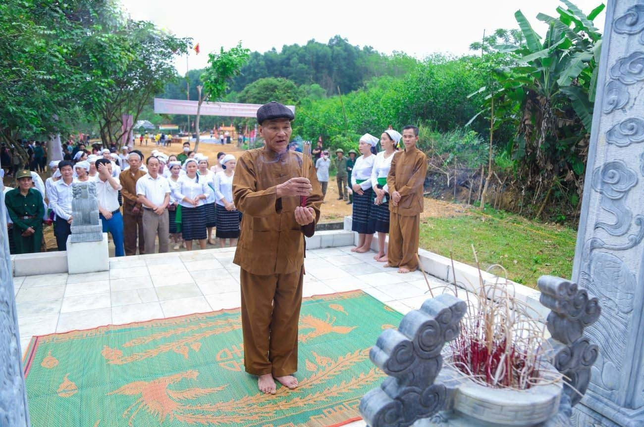 Thầy mo thực hiện nghi lễ cúng Bốc Mó.