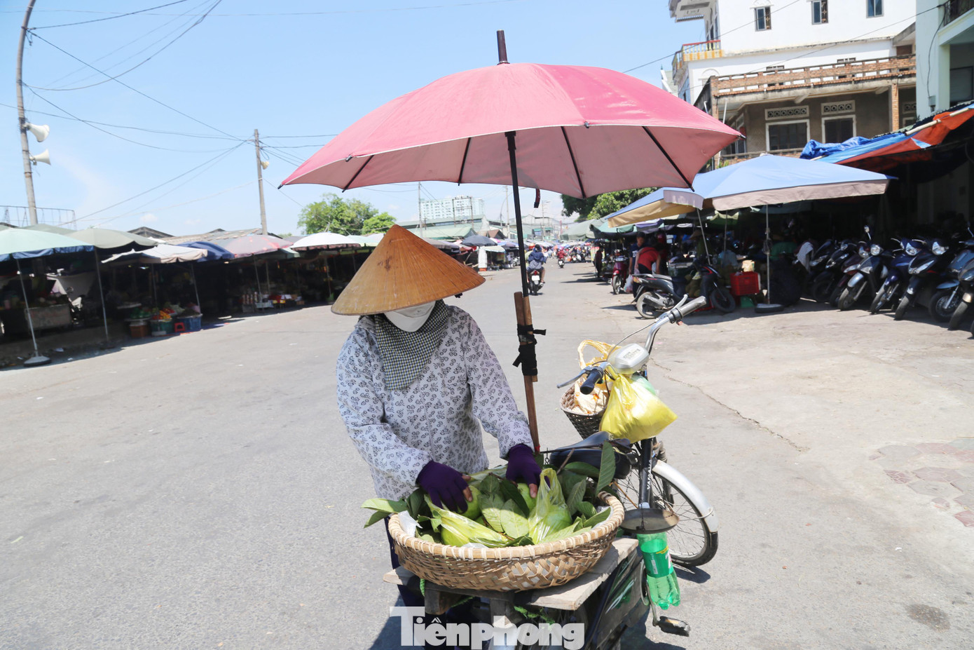 Người phụ nữ bán hàng rong 'chế' ô che nắng