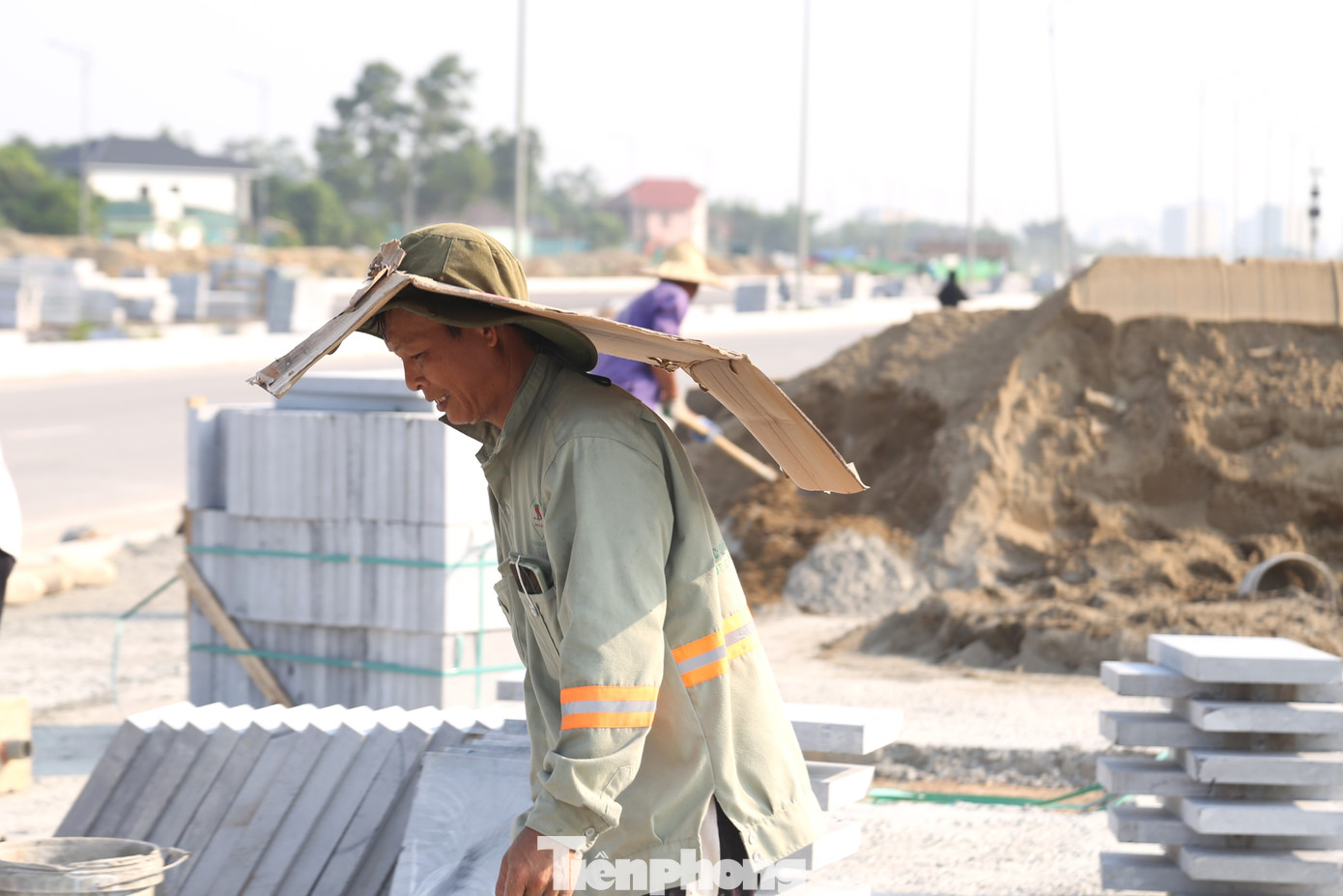 Người đàn ông này chế tấm chắn nắng từ bìa cát-tông.