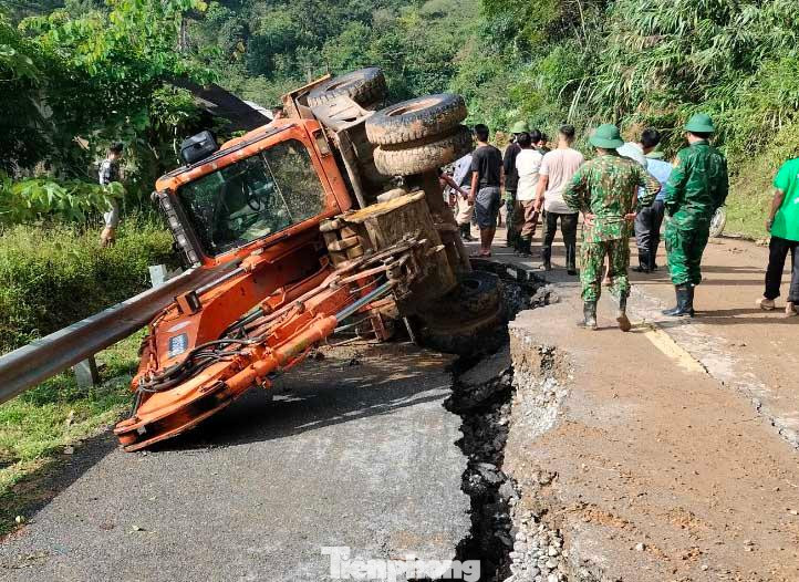 Mặt đường quốc lộ 7 từ thị trấn Mường Xén (huyện Kỳ Sơn) đi cửa khẩu quốc tế Nậm Cắn bị nứt toác, kéo đổ cả máy xúc