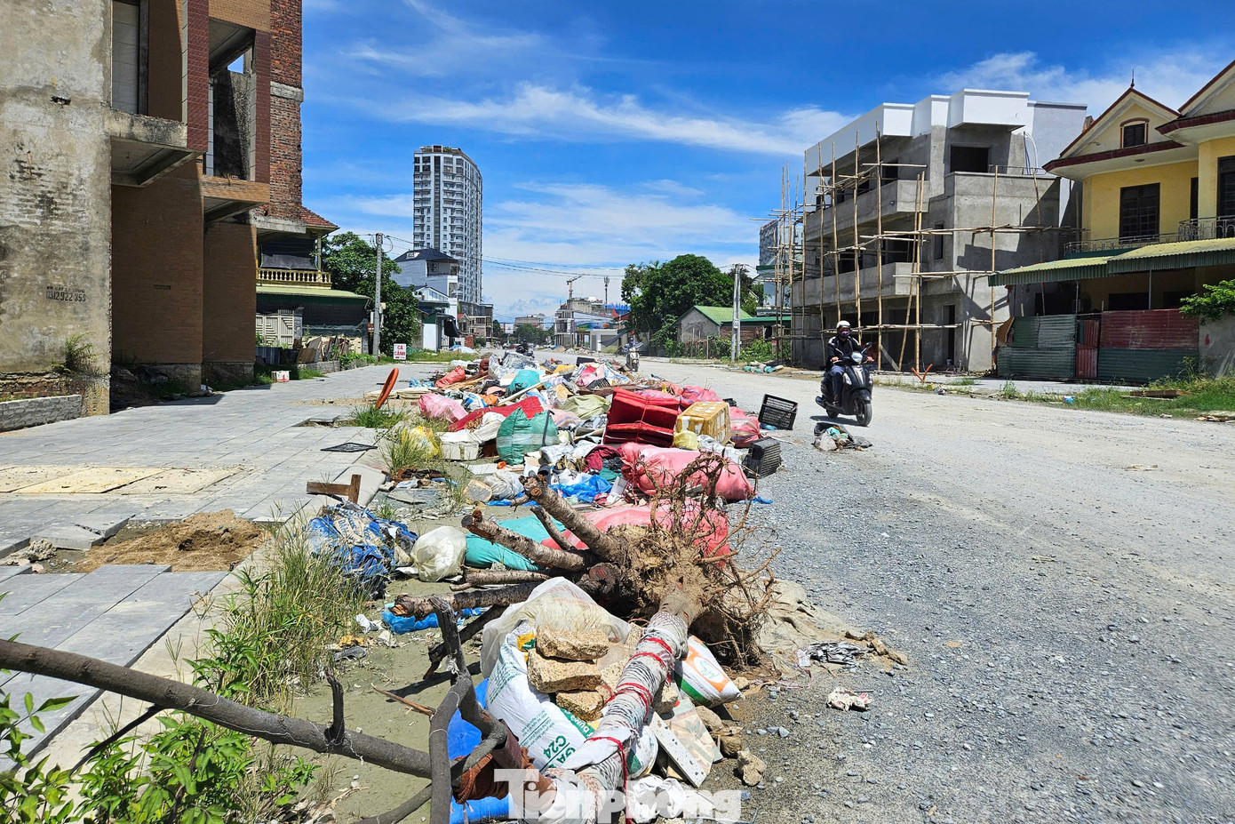 Tại đường Lý Thường Kiệt (đoạn qua khối Quang Tiến, phường Hưng Bình, thành phố Vinh) xuất hiện bãi rác tự phát kéo dài hàng chục mét, bốc mùi hôi thối nồng nặc. Thậm chí, rác còn tràn ra giữa lòng đường, nguy cơ gây mất an toàn giao thông.