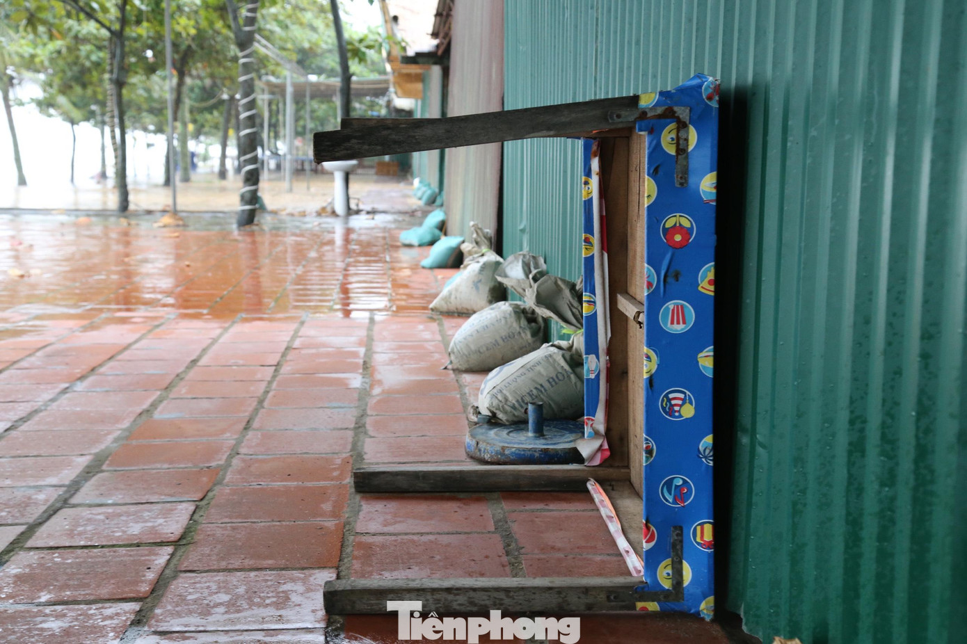 Những bao cát, bàn ghế được tiểu thương dùng để che chắn trước cửa ki ốt.