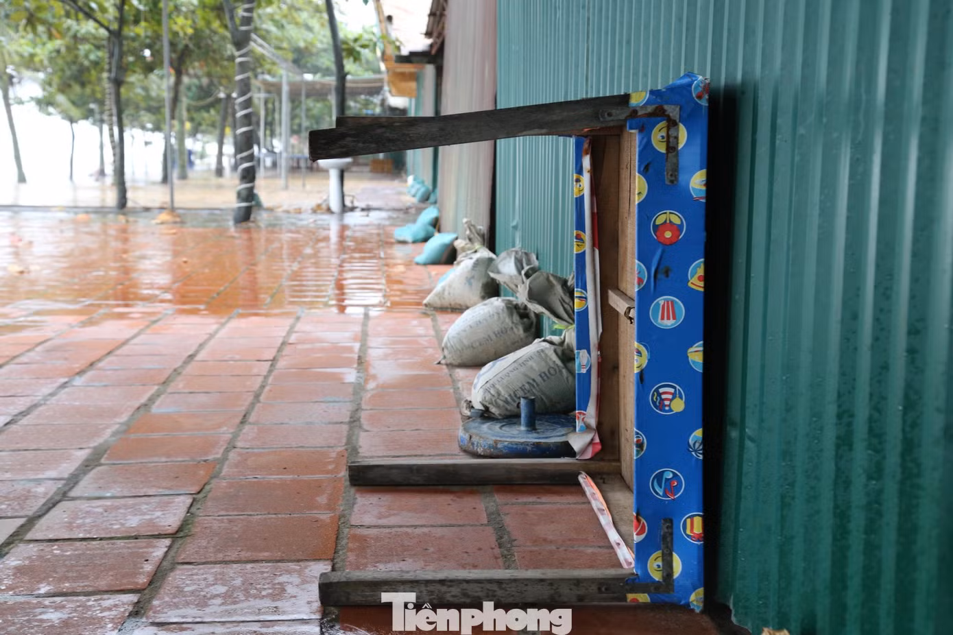 Những bao cát, bàn ghế được tiểu thương dùng để che chắn trước cửa ki ốt.