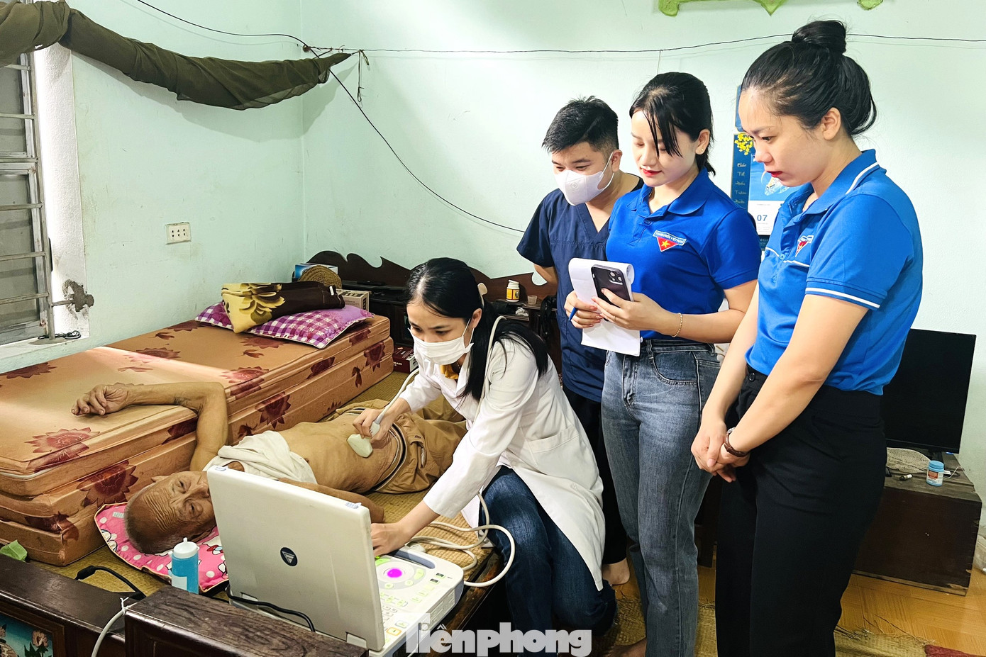 Đoàn viên thanh niên đến tận nhà dân để khám, phát thuốc miễn phí.