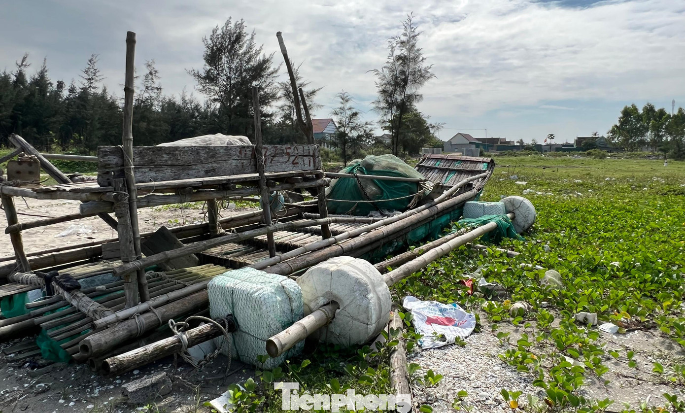 Không đủ khả năng đóng tàu cá đắt tiền, hàng trăm ngư dân làng chài ven biển huyện Diễn Châu (Nghệ An) làm bè mảng vươn khơi. Mỗi chiếc bè mảng được ngư dân kết thành bởi các vật liệu thô sơ như cây mét, tấm xốp và dây cước. Vì thế, bè mảng chỉ có thể sử dụng trong khoảng thời gian từ 4 - 5 năm.