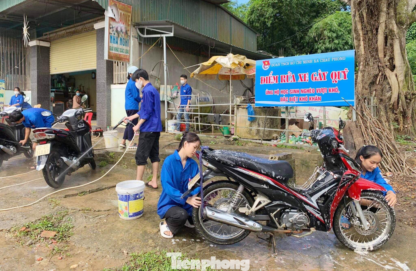 Nhằm chia sẻ khó khăn, động viên tinh thần các em học sinh nghèo vượt khó, đặc biệt khó khăn trước thềm năm học mới, BTV Huyện Đoàn Quỳ Châu (Nghệ An) đã triển khai đồng loạt hoạt động rửa xe gây quỹ tại 12 xã, thị trấn trên địa bàn. (Ảnh: TH)