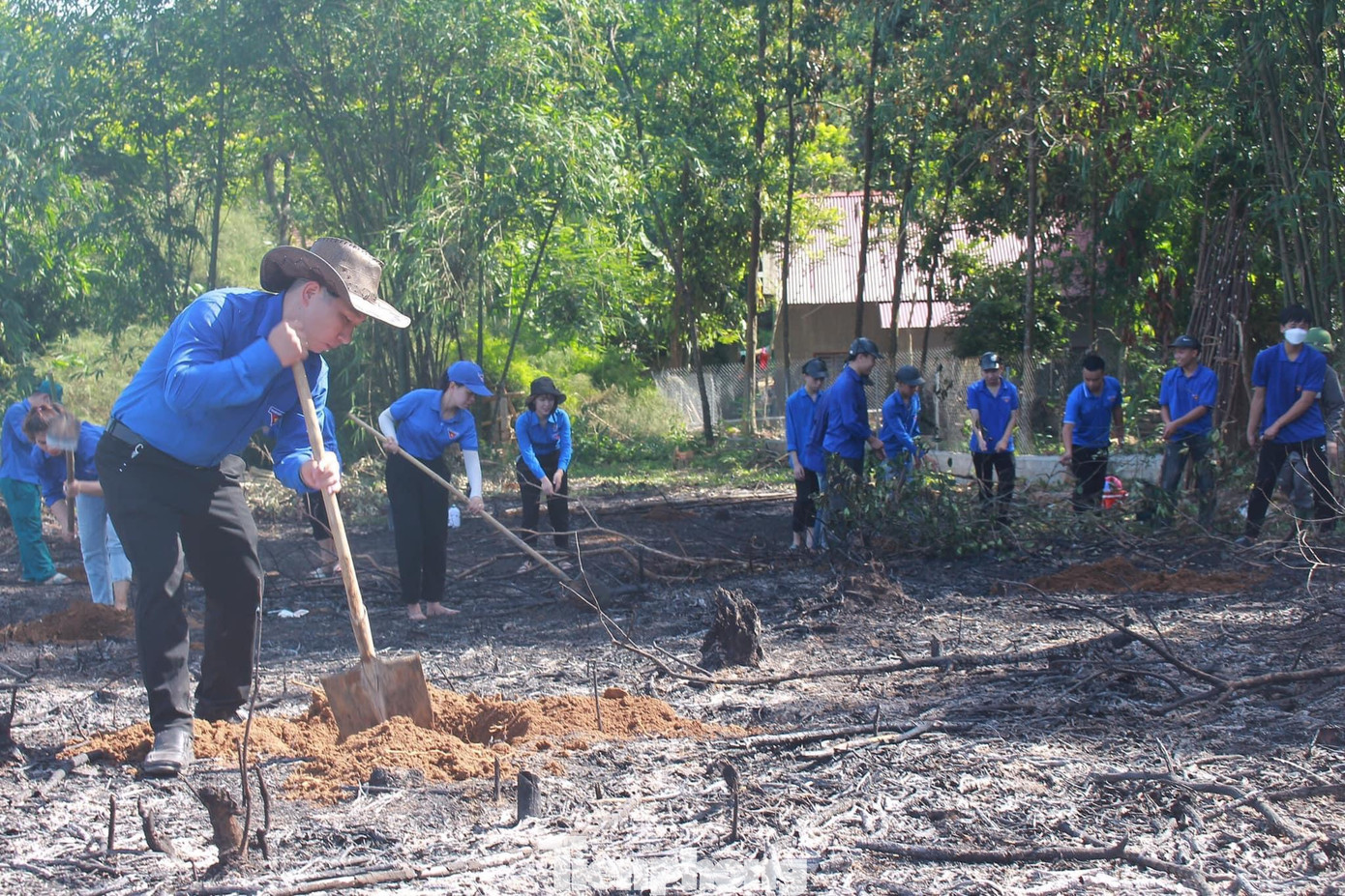 Chị Phan Thị Quỳnh Châu, Bí thư Huyện đoàn Quỳ Châu chia sẻ: “Mô hình vườn cây dược liệu thanh niên được triển khai trồng thí điểm dự kiến sẽ nhân rộng trong thời gian tới với mục tiêu giúp thanh niên nắm bắt kỹ thuật trồng, tự nhân giống tại vườn rừng gia đình, nâng cao hiệu quả sử dụng đất và tạo việc làm bền vững cho hộ thanh niên, giúp tăng thu nhập, cải thiện cuộc sống. Đây là hoạt động thiết thực, ý nghĩa trong bảo tồn nhiều bài thuốc cổ truyền và các cây thuốc quý tại địa phương, góp phần tuyên truyền về việc sử dụng cây thuốc nam trong chăm sóc sức khỏe người dân”.