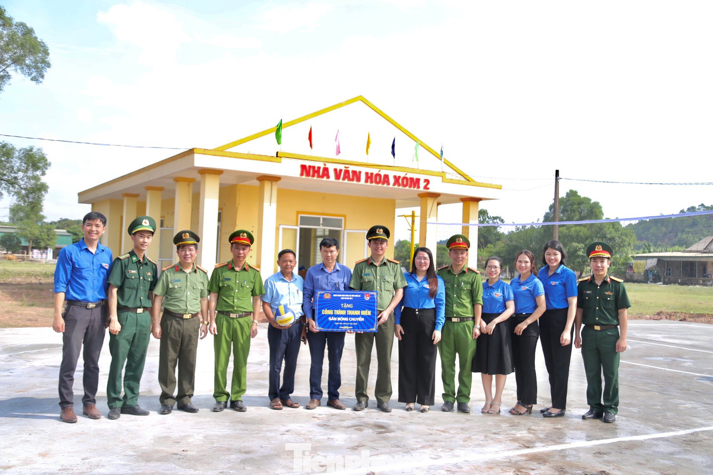 Bàn giao Công trình thanh niên Sân bóng chuyền tại nhà văn hóa xóm 2, xã Nghi Yên.