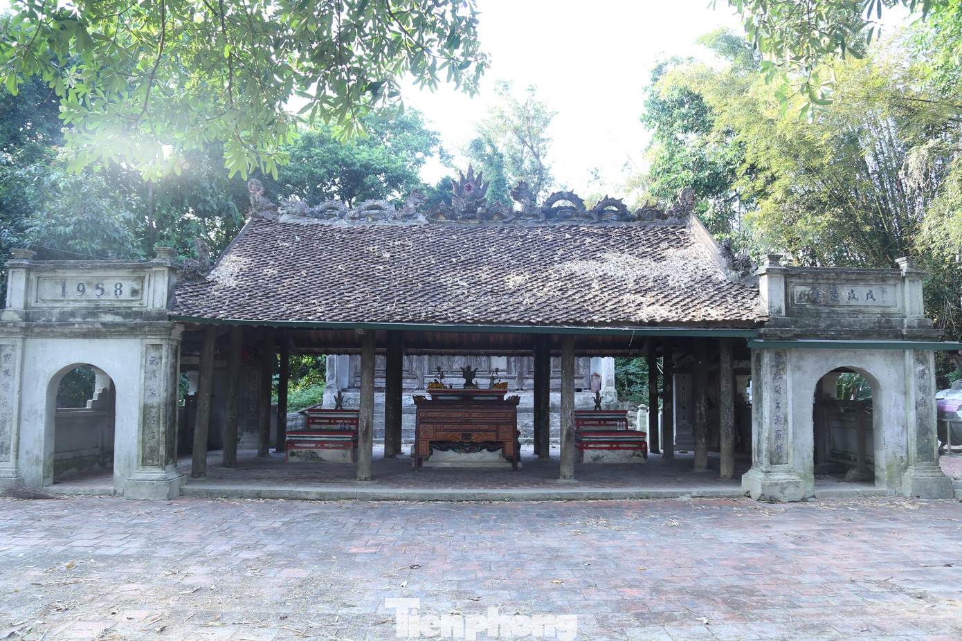 Nằm trong vùng rốn lũ ở huyện Hưng Nguyên, Nghệ An hồi đầu tháng 10, di tích lịch sử kiến trúc nghệ thuật quốc gia đền Rậm bao gồm đền Rậm trong, đền Rậm ngoài, chùa và nhà thánh bị ngập sâu trong nước, nhiều hạng mục bị hư hỏng nặng nề.