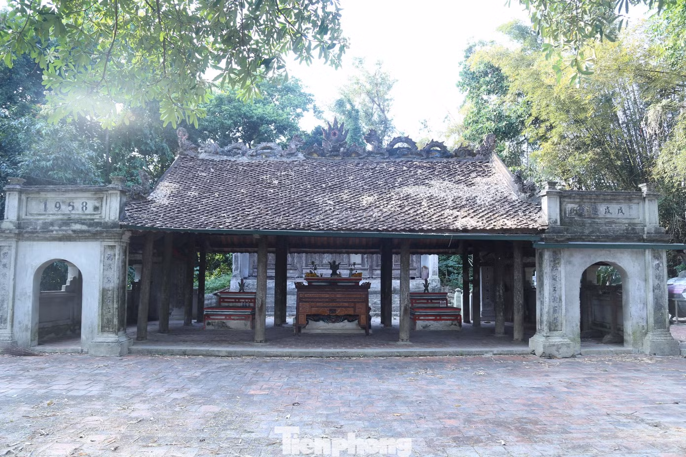 Nằm trong vùng rốn lũ ở huyện Hưng Nguyên, Nghệ An hồi đầu tháng 10, di tích lịch sử kiến trúc nghệ thuật quốc gia đền Rậm bao gồm đền Rậm trong, đền Rậm ngoài, chùa và nhà thánh bị ngập sâu trong nước, nhiều hạng mục bị hư hỏng nặng nề.