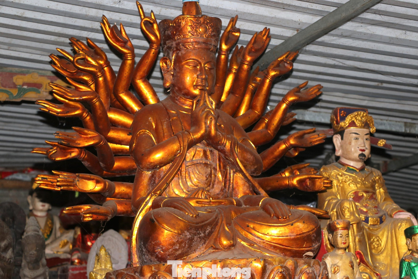 Bức tượng Quan Âm Chuẩn đề, cao 107 cm, nặng 60 kg, chất liệu gỗ, có niên đại trên dưới 200 năm.