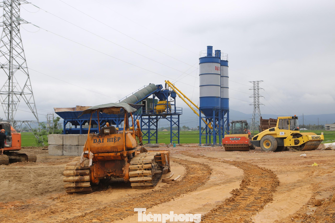 Máy móc của đơn vị này bỏ không tại lán.