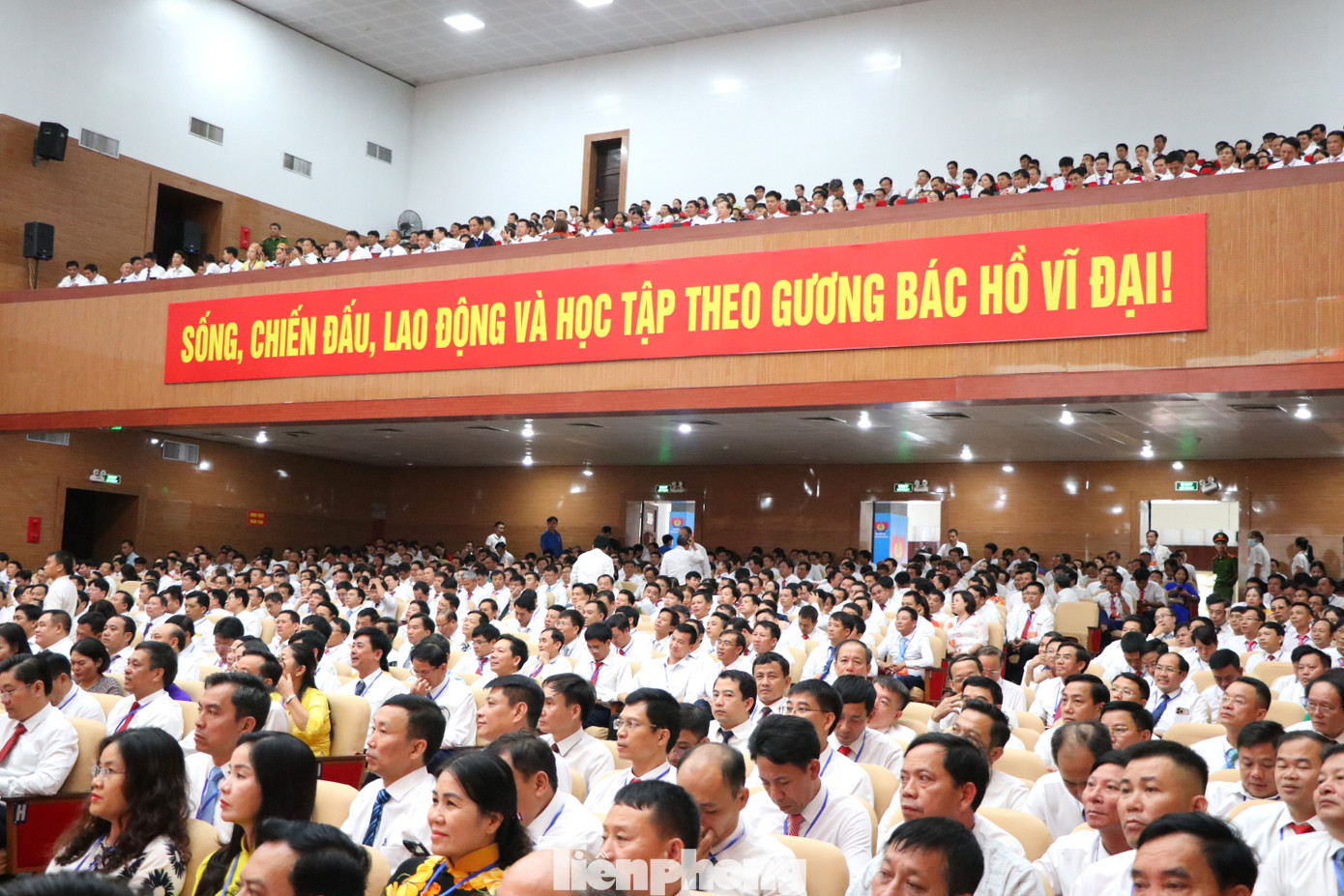 Hơn 1.000 đại biểu là Bí thư Đảng ủy, Chủ tịch HĐND, Chủ tịch UBND cấp xã tham dự chương trình gặp mặt, đối thoại. Hơn 1.000 đại biểu là Bí thư Đảng ủy, Chủ tịch HĐND, Chủ tịch UBND cấp xã tham dự chương trình gặp mặt, đối thoại.