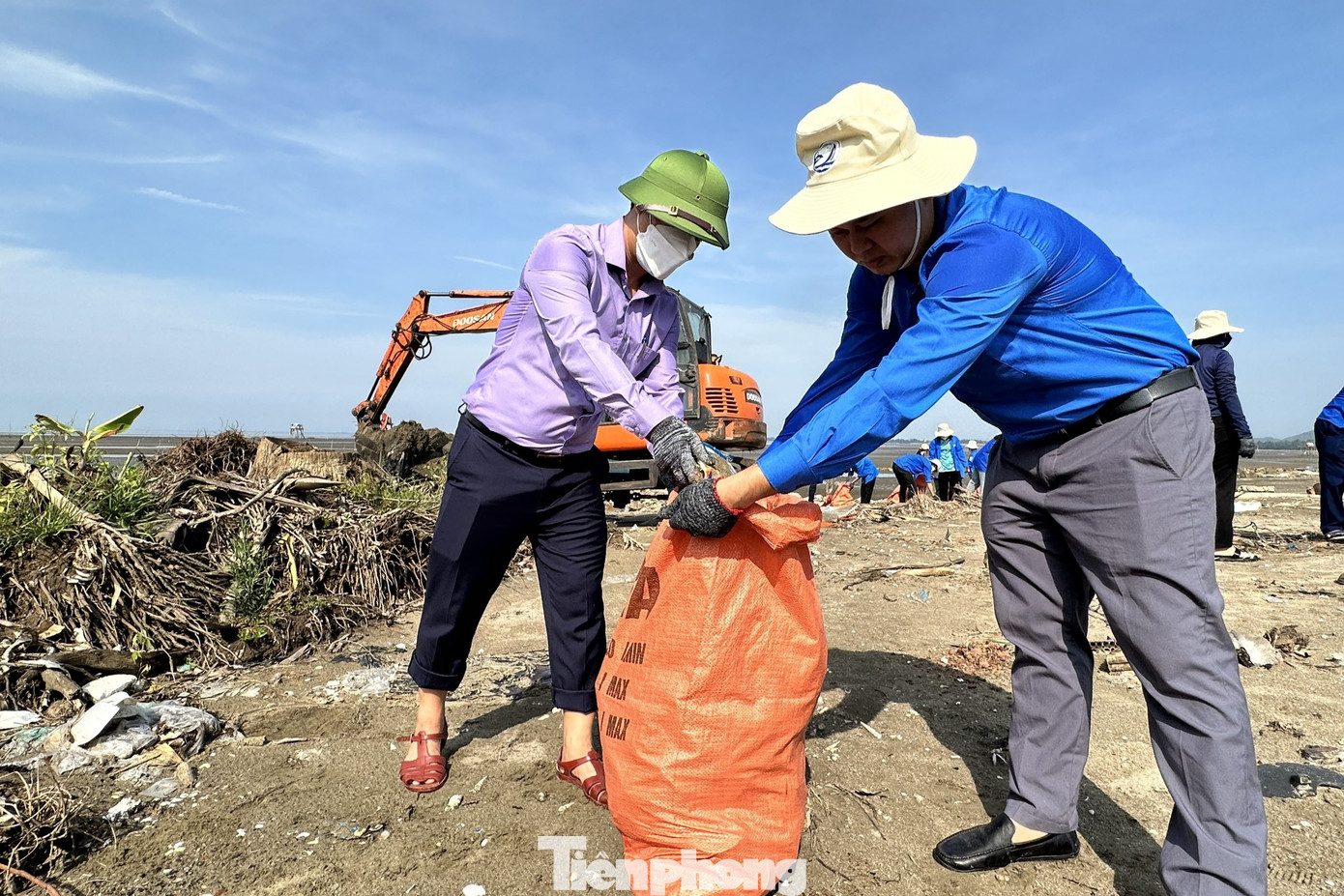 Anh Đặng Ngọc Minh, Bí thư Huyện Đoàn Quỳnh Lưu chia sẻ: “Hưởng ứng Tháng hành động vì môi trường năm 2023, Ban thường vụ Huyện Đoàn chỉ đạo 100% các cơ sở Đoàn ra quân thu gom rác, làm sạch môi trường biển tại địa phương. Chương trình đặt ra mục tiêu góp phần tuyên truyền, phổ biến pháp luật về môi trường biển đến mọi tầng lớp nhân dân, để từ đó có sự chuyển biến mạnh mẽ từ nhận thức đến hành động trong việc bảo vệ môi trường biển”.