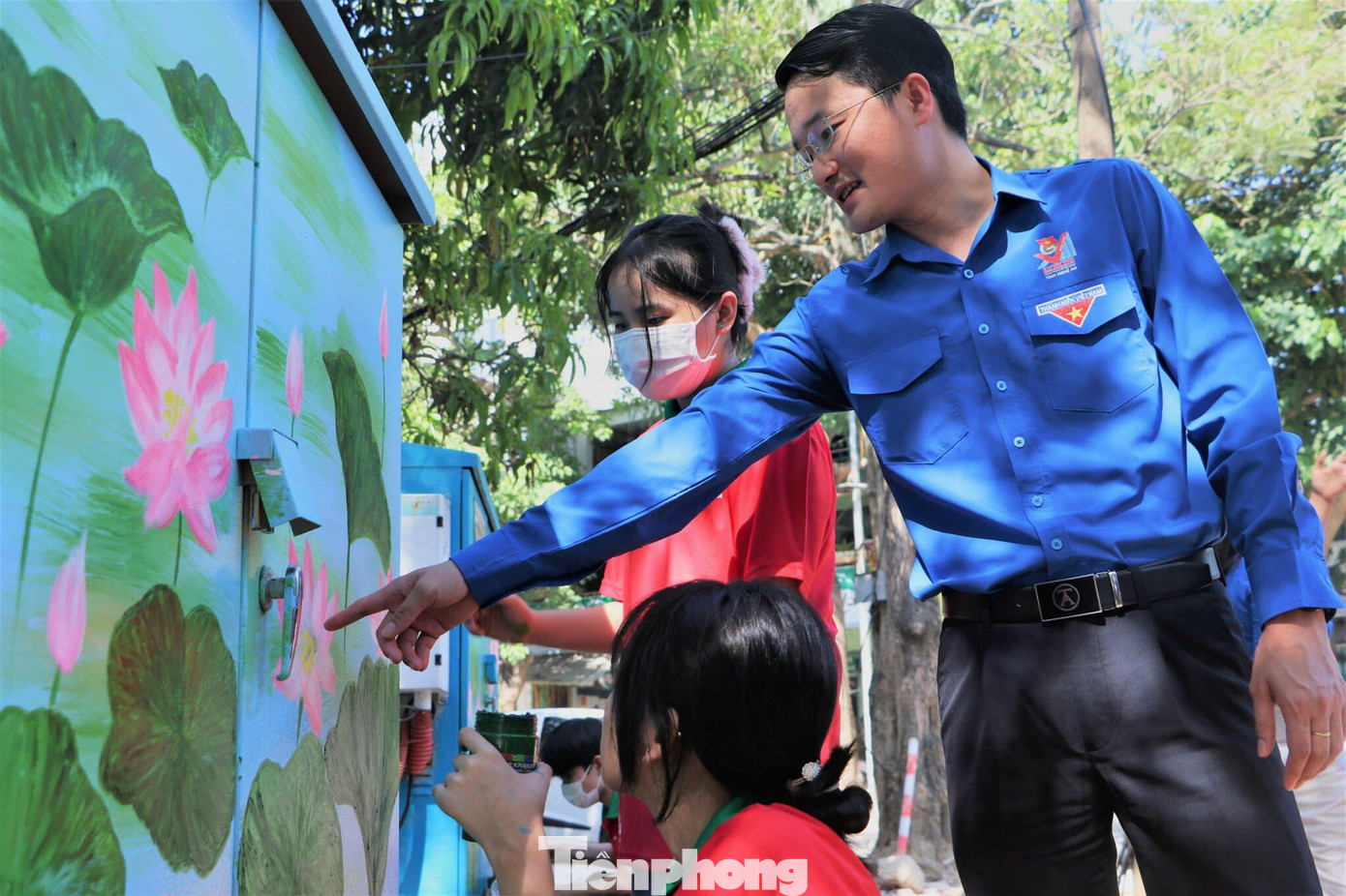 Với mục tiêu tô điểm, làm đẹp thêm cho đường phố, tạo dấu ấn với du khách khi đến với thành phố, Thành đoàn Vinh (Nghệ An) đã thực hiện công trình “Tủ điện nở hoa” ở các tuyến phố trên địa bàn.