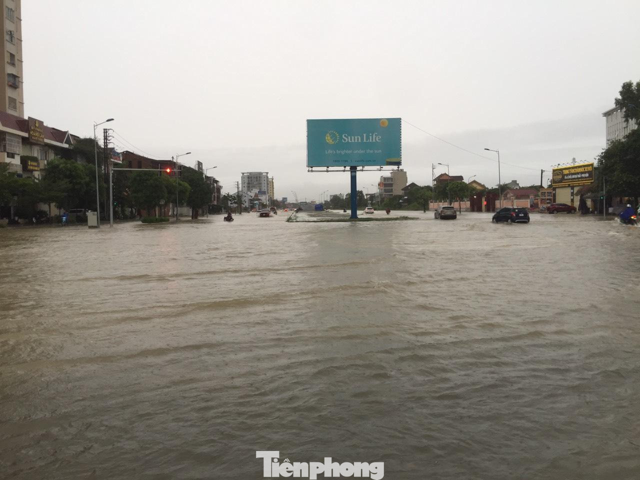 Mưa lớn khiến nhiều tuyến đường ở TP Vinh ngập sâu