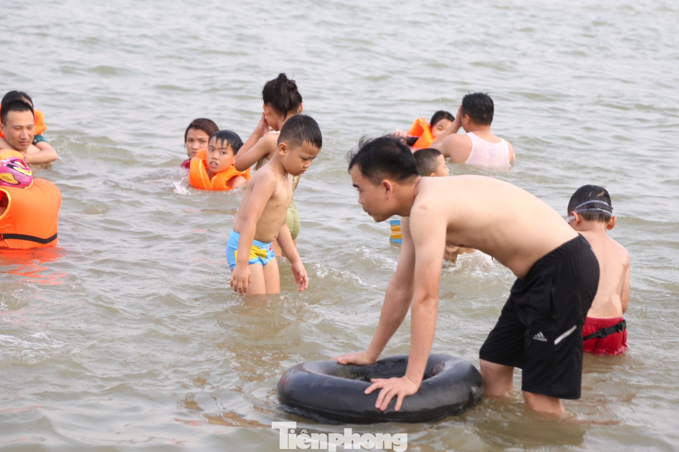 Các em nhỏ được trang bị áo phao, kính lặn, tắm cùng người lớn để đảm bảo an toàn.