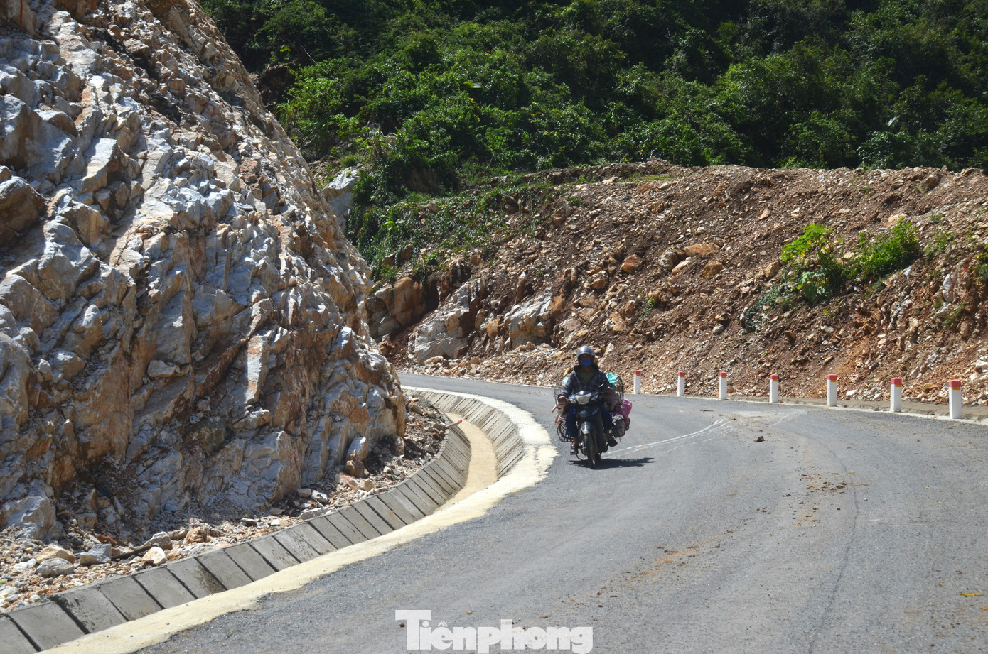 Năm 2022, dự án đường giao thông liên huyện từ bản Choọng - bản Bồn, xã Châu Lý (huyện Quỳ Hợp) đến xã Tân Hợp (huyện Tân kỳ) chính thức được khởi công. Tuyến đường dài hơn 13 km, với tổng mức đầu tư hơn 70 tỷ đồng; trong đó có gần 1 km xuyên qua dốc Phi Lửa là đoạn khó thi công nhất của toàn tuyến. Dự án do Ban Quản lý dự án đầu tư xây dựng huyện Quỳ Hợp làm chủ đầu tư và Công ty Cổ phần Xây dựng Hạ tầng Đại Phong đảm nhiệm toàn bộ phần thi công. Sau hơn 2 năm triển khai, tuyến đường đã hoàn tất việc rải nhựa và chính thức thông tuyến để đưa vào sử dụng.