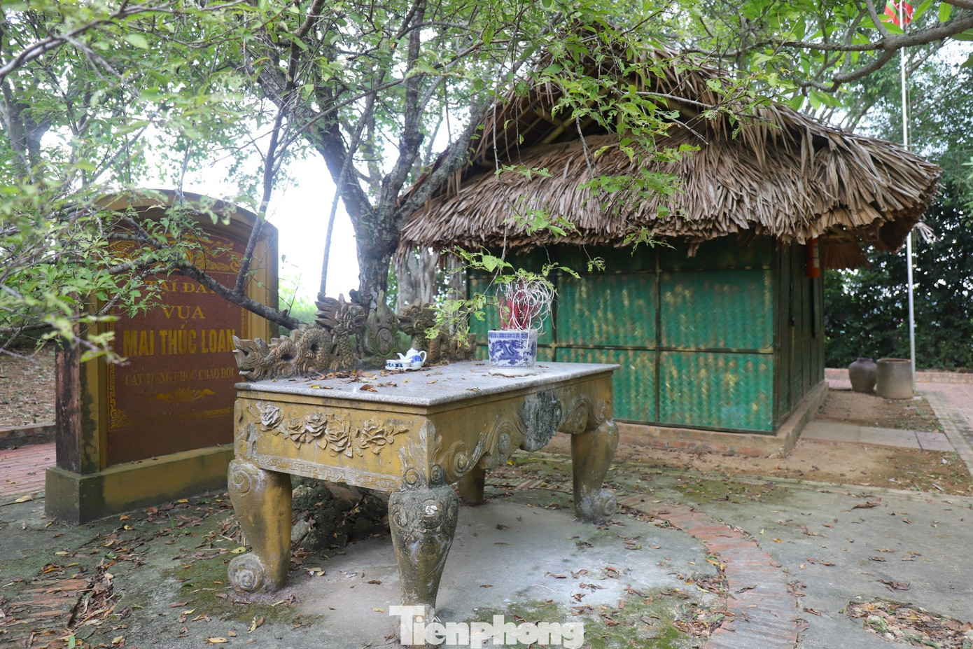 Phía sau đền là ngôi nhà tranh vách nứa đã phục dựng, bên phải trồng cây mơ, trước bia dẫn tích đặt bàn đá cùng lư hương, ấm chén. Tương truyền, nhà tranh cũ là nơi Mai Thúc Loan cất tiếng khóc chào đời.