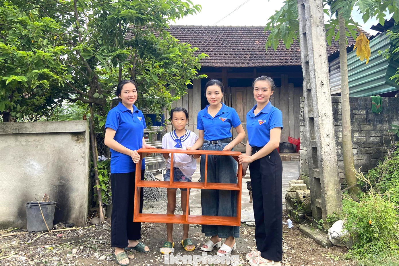 Giá sách được trao tận tay các em học sinh nghèo trước thềm năm học mới, là món quà khích lệ tinh thần học tập của các em.