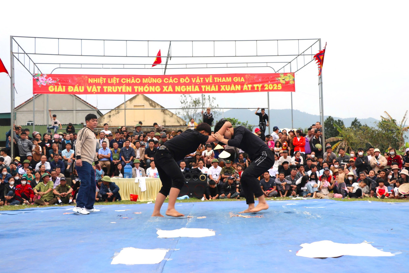 Giải đấu vật truyền thống tại xã Nghĩa Thái (huyện Nam Đàn, Nghệ An) được diễn ra từ ngày mùng 3 Tết đến ngày mùng 9 tháng Giêng, thu hút hàng nghìn người dân tới theo dõi. Giải đấu vật truyền thống tại xã Nghĩa Thái (huyện Nam Đàn, Nghệ An) được diễn ra từ ngày mùng 3 Tết đến ngày mùng 9 tháng Giêng, thu hút hàng nghìn người dân tới theo dõi.