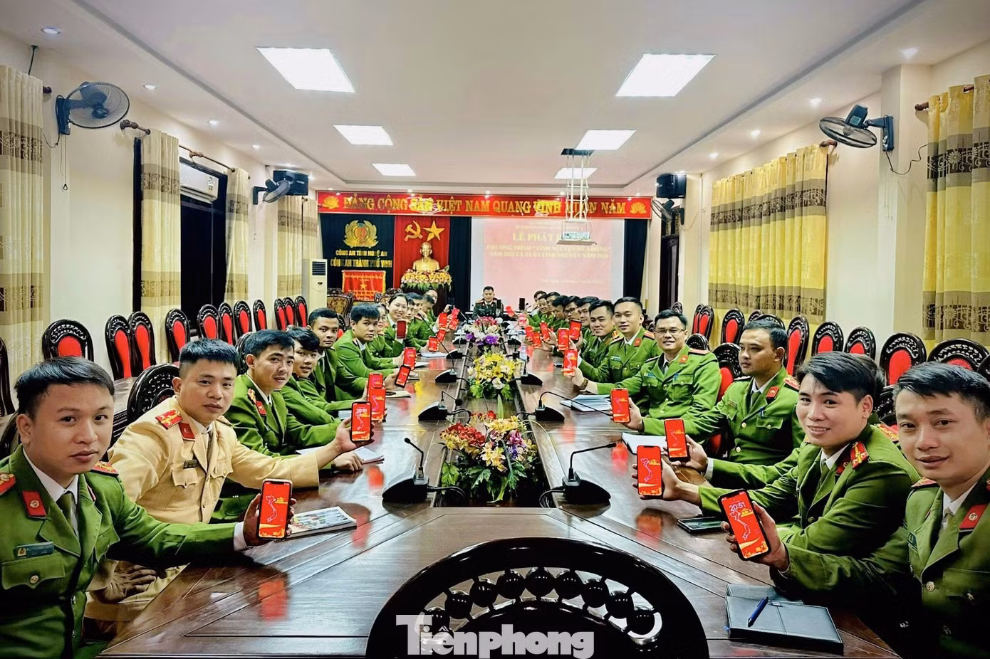 Thời gian qua, thanh niên Công an Nghệ An tiếp tục hưởng ứng, lan tỏa mạnh mẽ cuộc vận động “Tự hào một dải non sông”. Thời gian qua, thanh niên Công an Nghệ An tiếp tục hưởng ứng, lan tỏa mạnh mẽ cuộc vận động “Tự hào một dải non sông”.