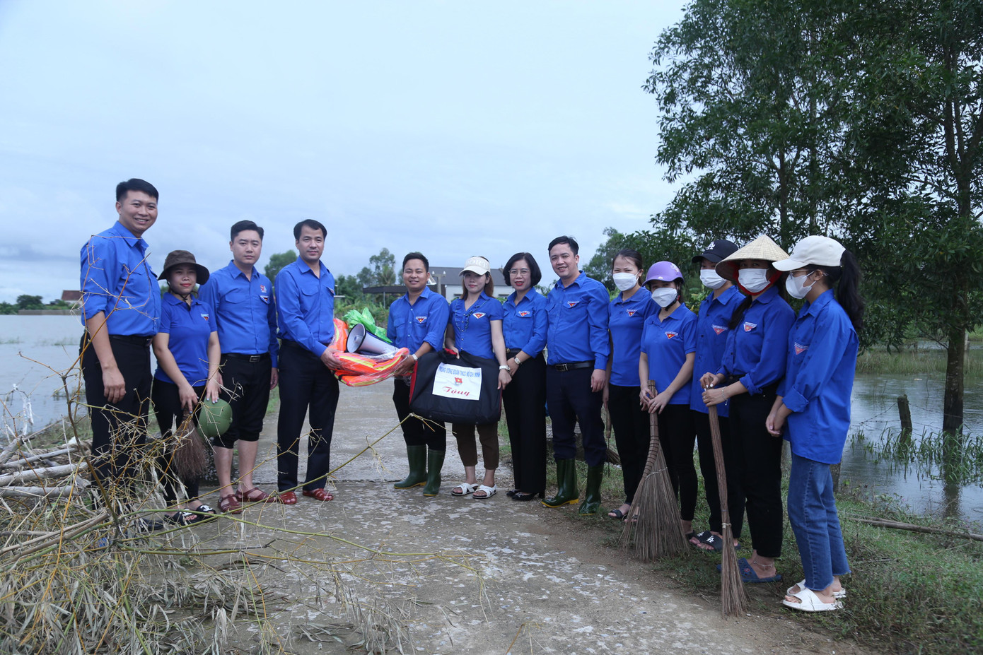 Bí thư T.Ư Đoàn Ngô Văn Cương cùng đoàn công tác tặng quà đội thanh niên xung kích