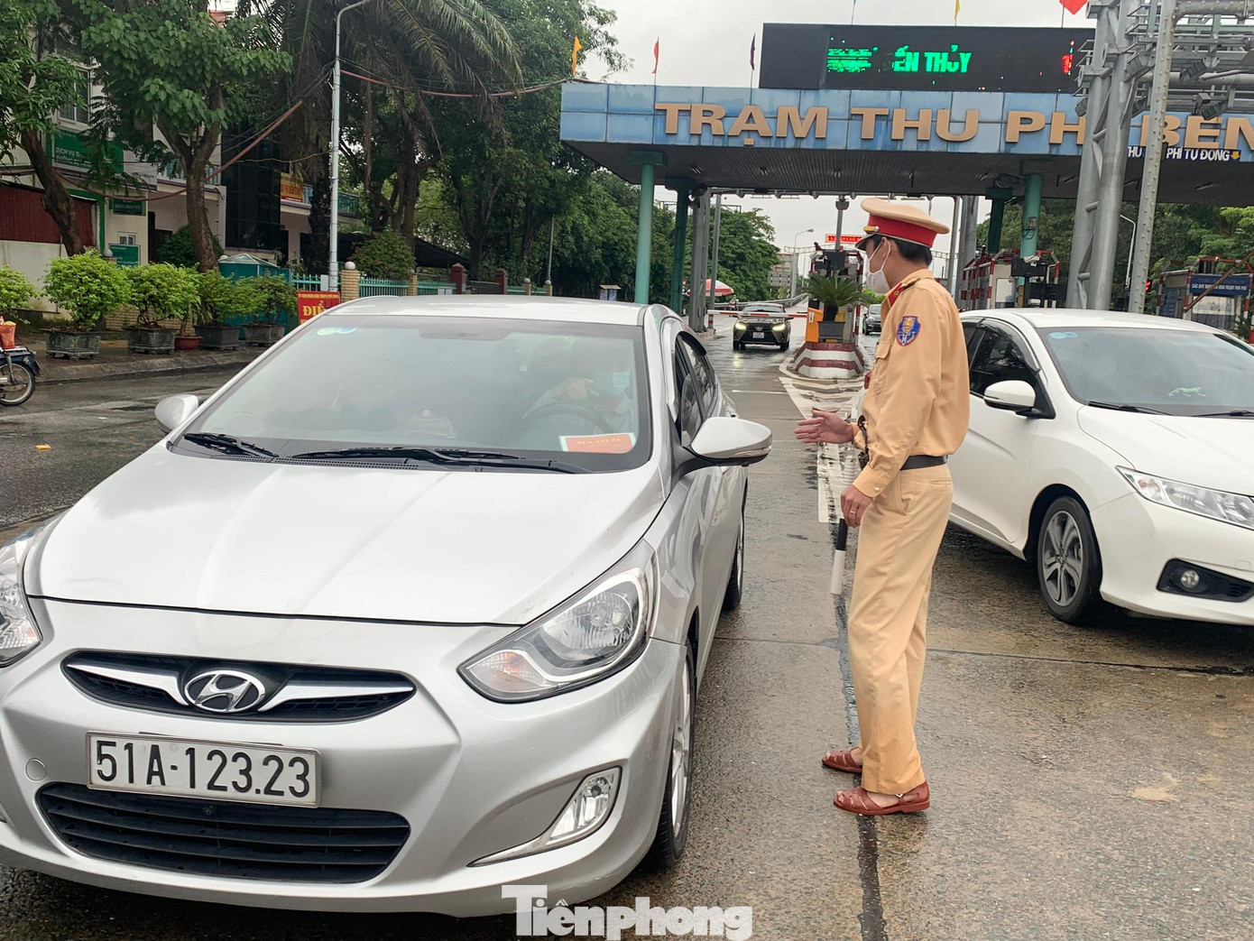 Những xe đến từ các tỉnh phía Nam được lực lượng CSGT hướng dẫn khai báo y tế và xét nghiệm ở chốt cầu Bến Thủy 2.