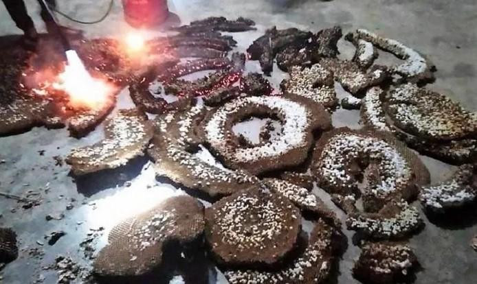 Nhóm thợ phải dùng đèn khò cho các tầng cháy sém để gỡ nhộng.