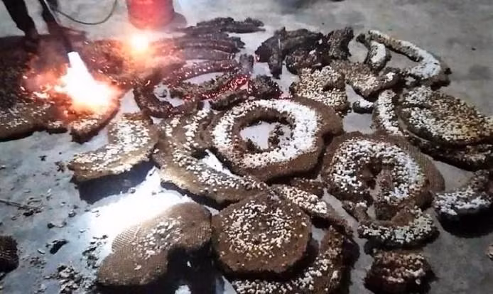 Nhóm thợ phải dùng đèn khò cho các tầng cháy sém để gỡ nhộng.