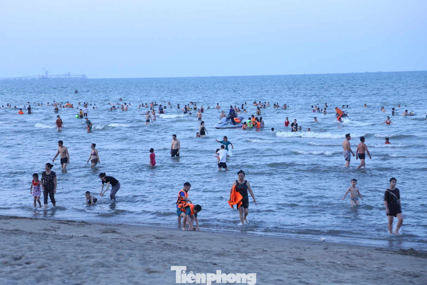 Kỳ nghỉ lễ kéo dài trong 4 ngày liên tục nên rất nhiều gia đình ở Hà Nội và các tỉnh phía Bắc cũng như trong các tỉnh lân cận và người dân địa phương đã đặt phòng từ trước để về đây nghỉ dưỡng, tắm biển.