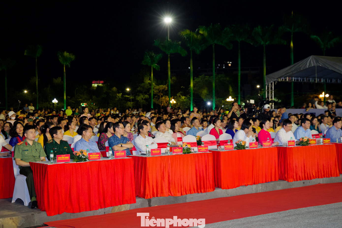 Các đại biểu tham dự chương trình.