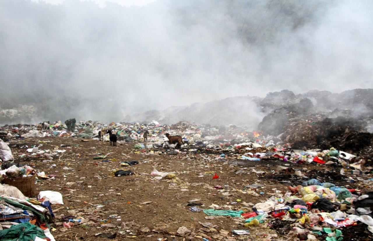 Đám cháy vẫn âm ỉ chưa thể dập tắt hoàn toàn. Đám cháy vẫn âm ỉ chưa thể dập tắt hoàn toàn.