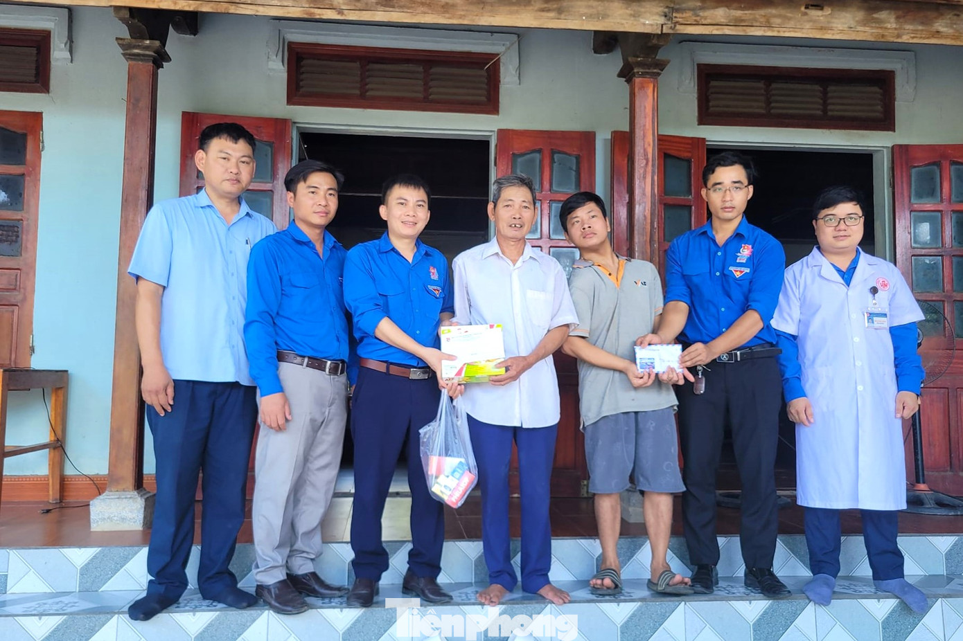 Tặng quà cho gia đình bác Hoàng Văn Ánh (SN 1954, trú khối 5, phường Quỳnh Xuân, thị xã Hoàng Mai). Bác Ánh bị nhiễm chất độc hóa học dioxin, di chứng cho đứa con trai út trong gia đình. Vợ mất sớm, cả hai bố con không có sức lao động nương tựa vào nhau sống qua ngày. Hoàn cảnh hết sức khó khăn.