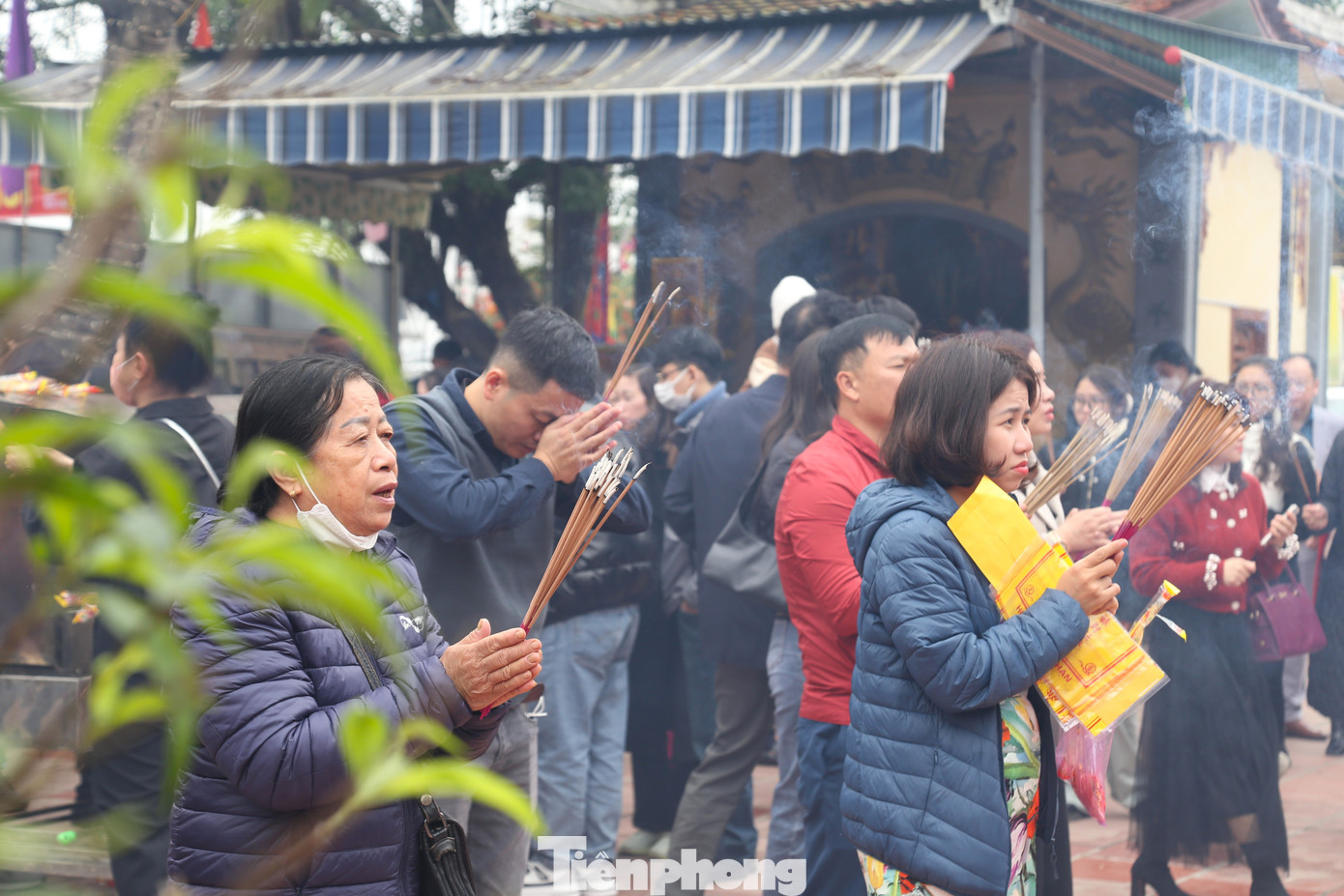 Do đó, mỗi dịp tết đến xuân về hay các ngày lễ hội, hàng nghìn người dân và du khách thập phương về đền để dâng hương, dâng lễ.