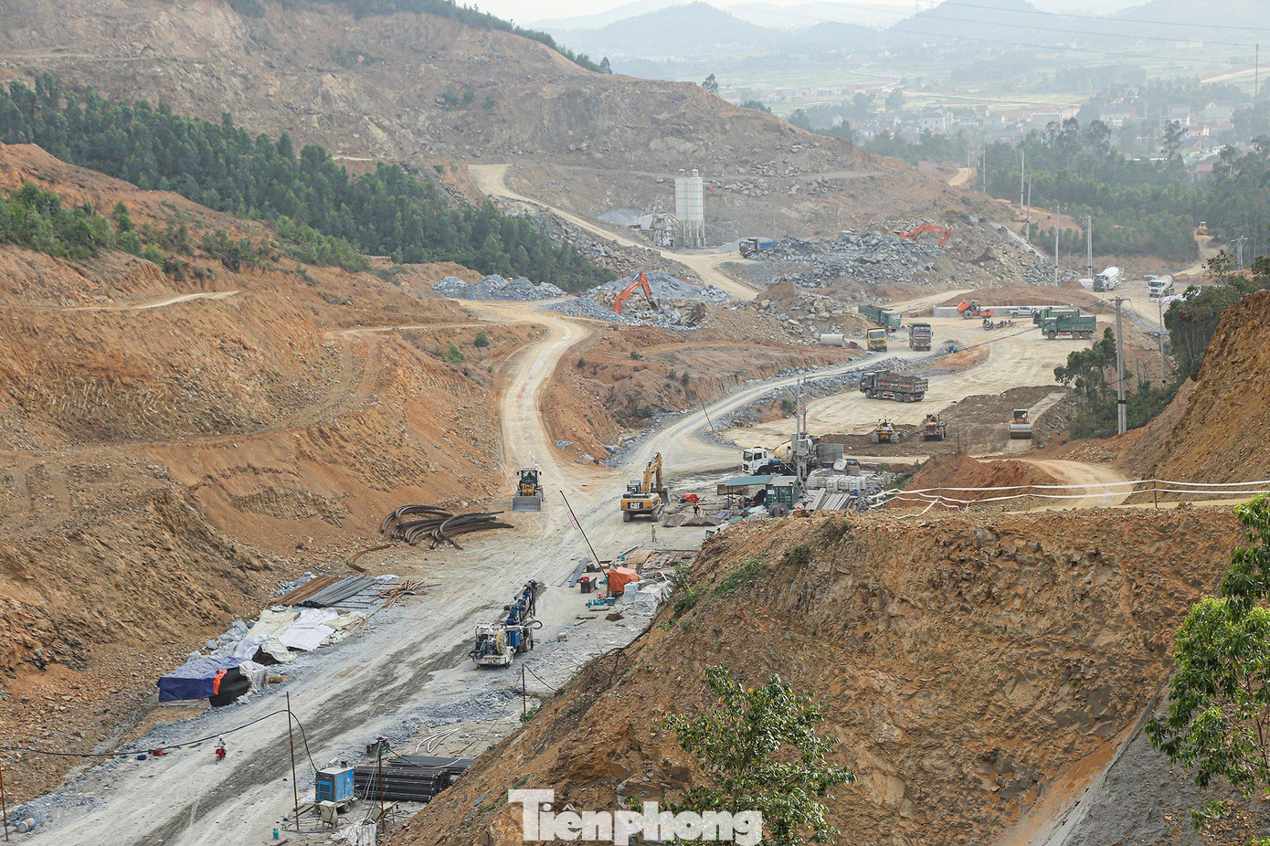 Dọc tuyến dự án thành phần cao tốc Bắc - Nam đoạn Nghi Sơn - Diễn Châu, không khí thi công diễn ra khẩn trương. Xe vận chuyển vật liệu phục vụ thi công ra vào tấp nập hòa trong tiếng động cơ máy ủi, máy lu, máy khoan. Dọc tuyến dự án thành phần cao tốc Bắc - Nam đoạn Nghi Sơn - Diễn Châu, không khí thi công diễn ra khẩn trương. Xe vận chuyển vật liệu phục vụ thi công ra vào tấp nập hòa trong tiếng động cơ máy ủi, máy lu, máy khoan.