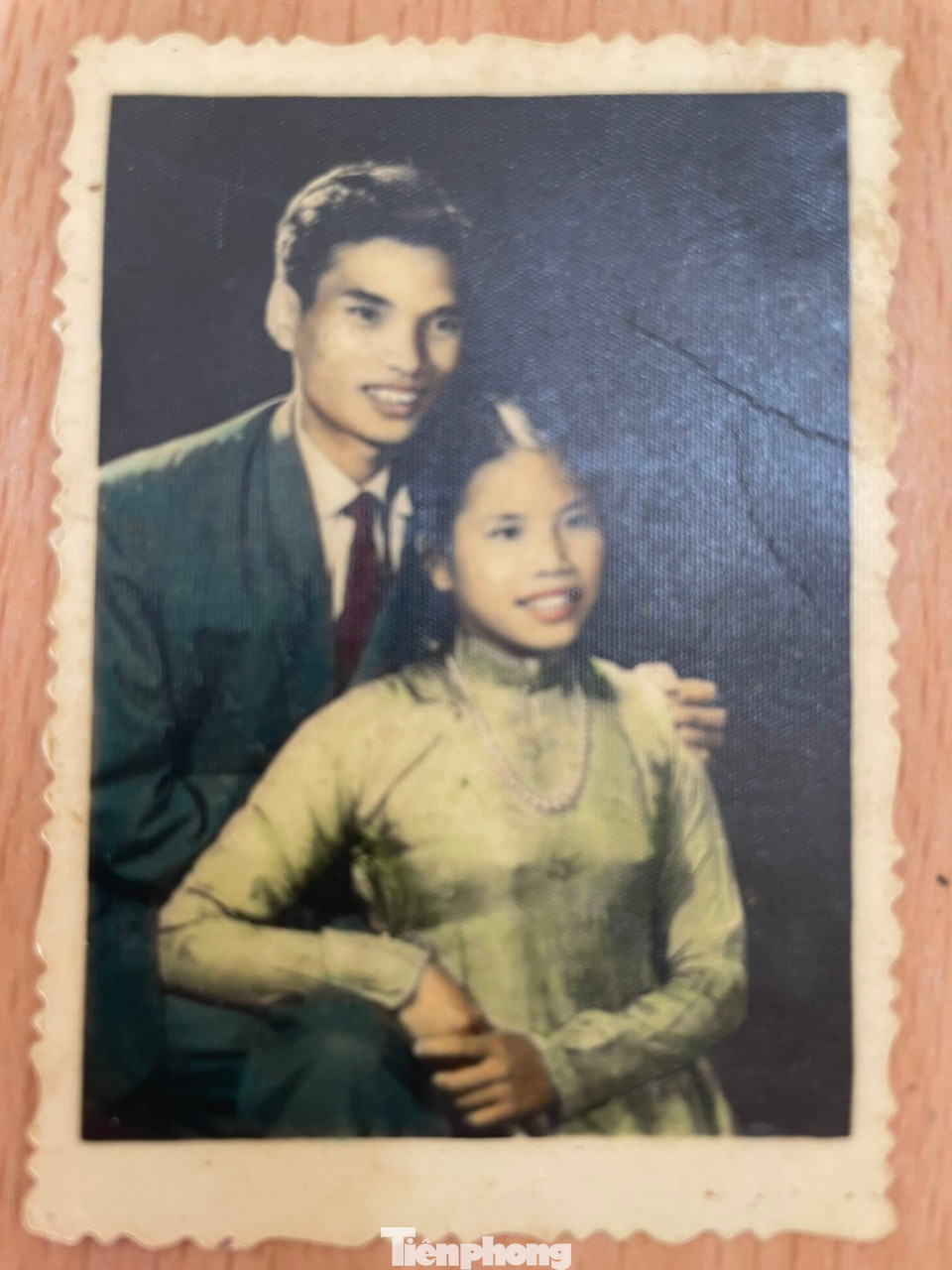 Tấm ảnh cưới của vợ chồng liệt sĩ Nguyễn Anh Mậu được bà Síu tặng lại cho bảo tàng. Lời hẹn ước "bao giờ anh về mình tân hôn", "nhất định mình sẽ có con" của người lính Nguyễn Anh Mậu mãi mãi không trở thành hiện thực. Anh ngã xuống trên con đường Trường Sơn huyền thoại...