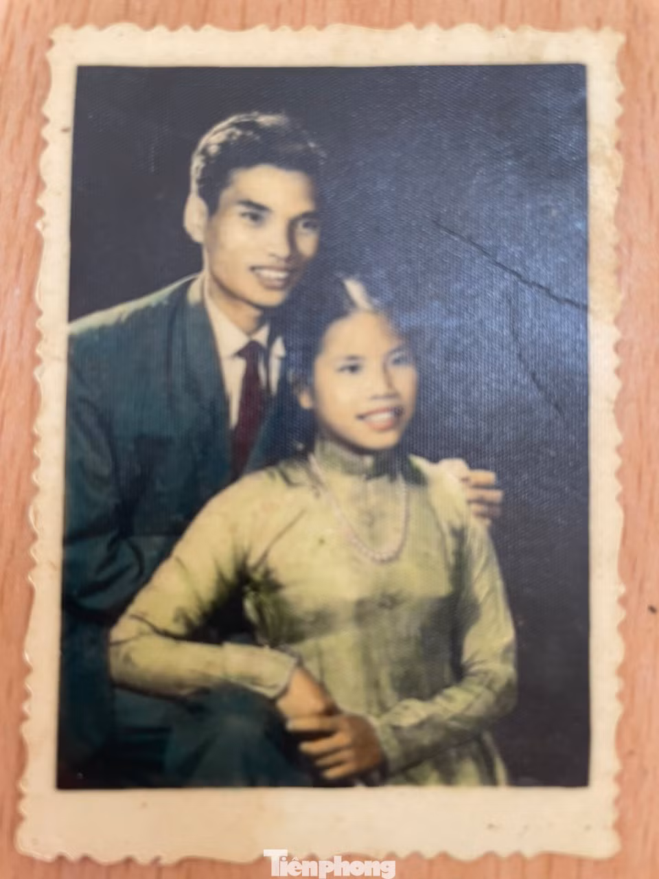 Tấm ảnh cưới của vợ chồng liệt sĩ Nguyễn Anh Mậu được bà Síu tặng lại cho bảo tàng. Lời hẹn ước "bao giờ anh về mình tân hôn", "nhất định mình sẽ có con" của người lính Nguyễn Anh Mậu mãi mãi không trở thành hiện thực. Anh ngã xuống trên con đường Trường Sơn huyền thoại...