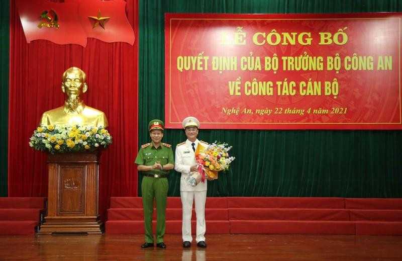 Thượng tướng Lê Quý Vương - Thứ trưởng Bộ Công an tặng hoa chúc mừng đại tá Phạm Thế Tùng Thượng tướng Lê Quý Vương - Thứ trưởng Bộ Công an tặng hoa chúc mừng đại tá Phạm Thế Tùng
