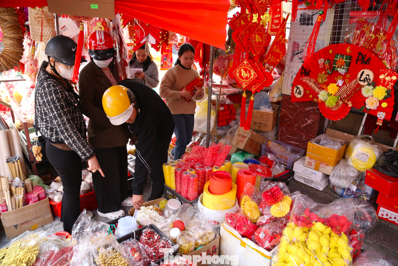 Khách vào ra chọn hàng, đóng hàng liên tục.