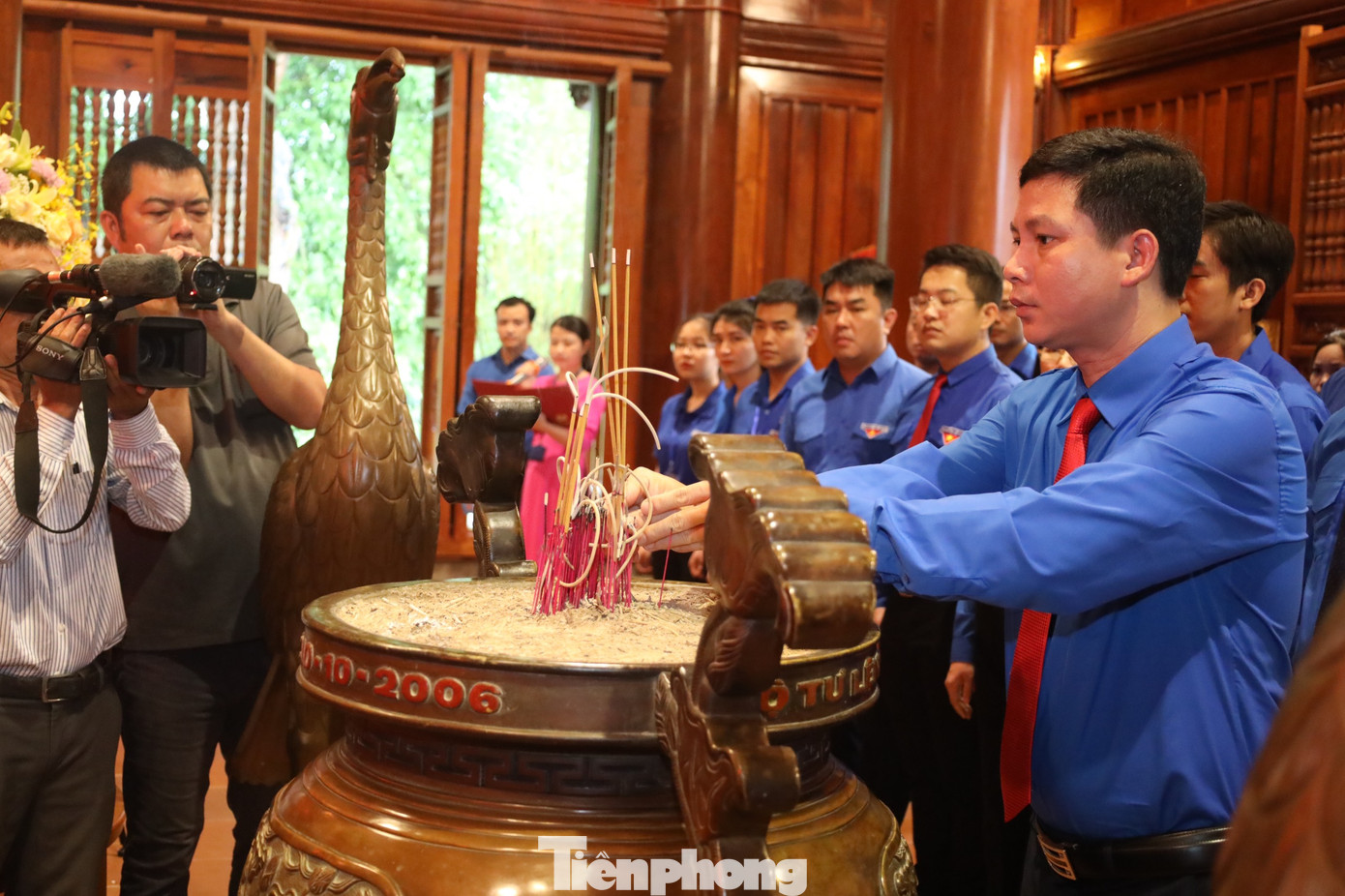 Anh Đặng Đại Bàng, Bí thư Tỉnh Đoàn Quảng Bình dâng hương tưởng niệm tại Khu di tích lịch sử quốc gia đặc biệt Kim Liên.