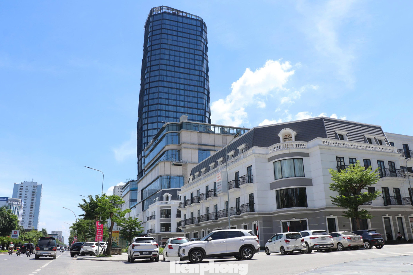 Anh Quân, nhà môi giới bất động sản tại thành phố Vinh cho biết, khu vực hai bên đường Quang Trung đã được quy hoạch các dự án bất động sản, trụ sở các cơ quan, doanh nghiệp. Tại tuyến phố này, thời gian qua, các lô bám mặt đường gần như rất ít có hoạt động giao dịch.