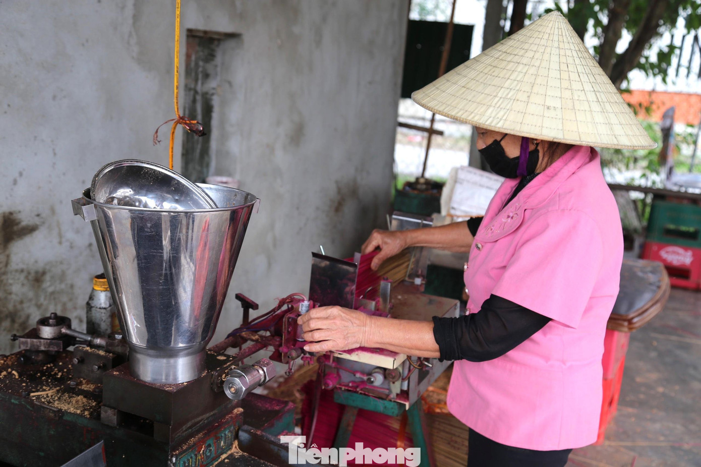 Trước đây, khi làm hoàn toàn thủ công đòi hỏi người làm hương phải thành thục các kỹ thuật “nhúng”, “vê” để bột hương dính bám đều vào que. Giờ đây, khi sản xuất bằng máy, người làm nhàn hơn, năng suất cao hơn, cây hương lại đều, đẹp.