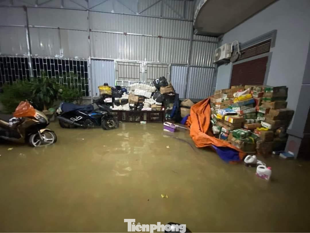 Ông Hồ Hữu Châu - Chủ tịch UBND Thị trấn Cầu Giát cho biết, theo thống kê sơ bộ, đã có khoảng 70 hộ dân trong khu dân cư bị nước tràn vào nhà. Bên cạnh đó, có 48 hộ dân nằm sát mặt đường tại khối 4 và khối 6 cũng bị ngập lụt do những khu vực này là vùng trũng tại địa phương. Ông Hồ Hữu Châu - Chủ tịch UBND Thị trấn Cầu Giát cho biết, theo thống kê sơ bộ, đã có khoảng 70 hộ dân trong khu dân cư bị nước tràn vào nhà. Bên cạnh đó, có 48 hộ dân nằm sát mặt đường tại khối 4 và khối 6 cũng bị ngập lụt do những khu vực này là vùng trũng tại địa phương.