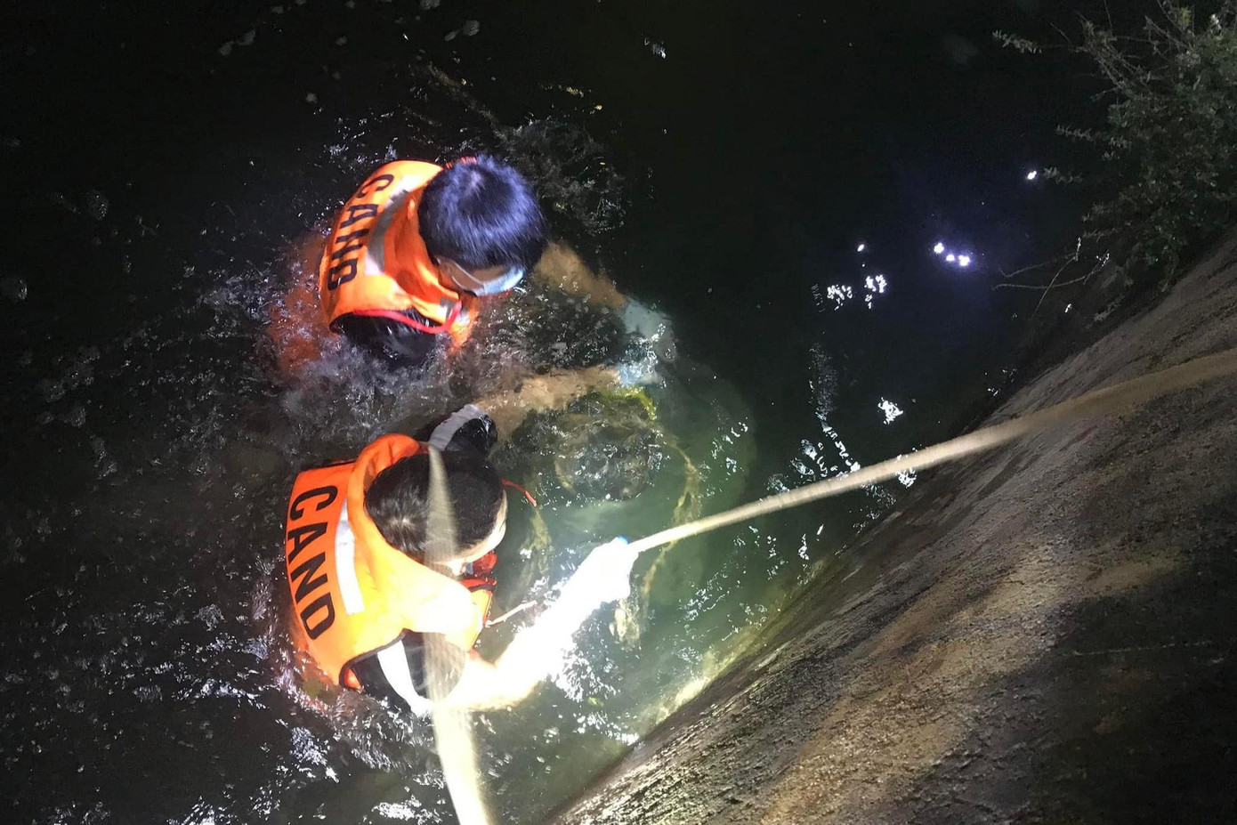 Lực lượng chức năng vớt thi thể lên từ giếng cổ Lực lượng chức năng vớt thi thể lên từ giếng cổ